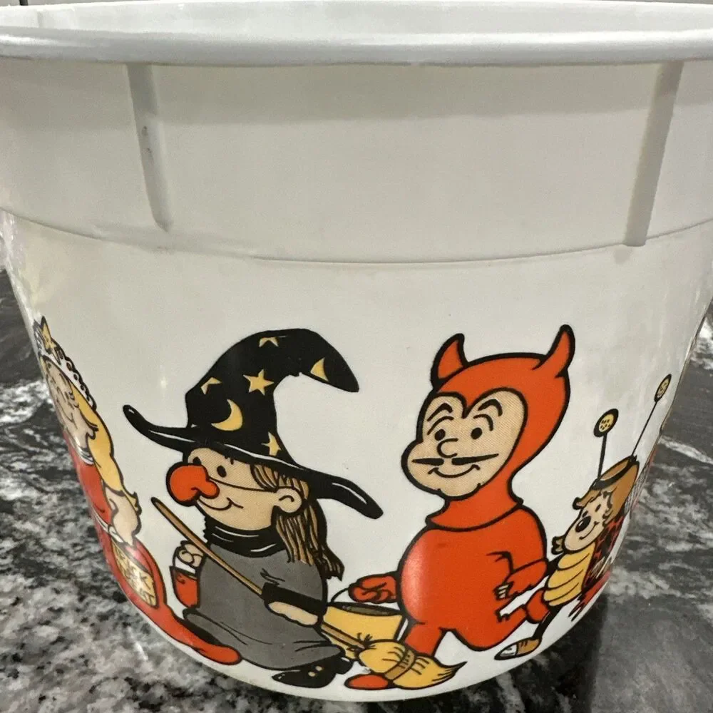 Vintage Shamrock Industries Halloween pail metal handle trick or treaters